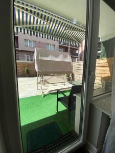 Blick auf eine Terrasse mit einem Stuhl auf einem Balkon in der Unterkunft M&M Apartments CSV Home in Cluj-Napoca