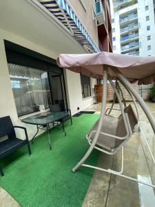 eine Terrasse mit Tisch und Stuhl auf einem Balkon in der Unterkunft M&M Apartments CSV Home in Cluj-Napoca