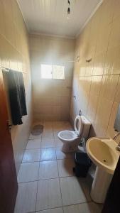 a bathroom with a toilet and a sink at Casa California - espaçosa in Formosa