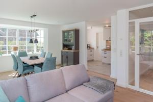 ein Wohnzimmer mit Sofa und Tisch in der Unterkunft Sommergeest in Borgsum