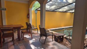 ein Raum mit Tisch und Stühlen und einem Swimmingpool in der Unterkunft Hotel Jabal Inn in Tixmucuy