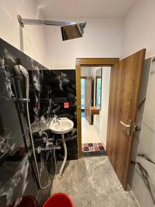 a bathroom with a sink and a shower at HOTEL Blue Fin in Rānchī