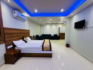 a bedroom with a bed with a blue ceiling at HOTEL Blue Fin in Rānchī