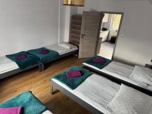 a room with two beds and a mirror at Krause Park in Łęknica
