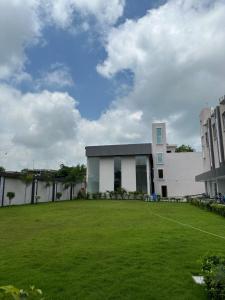 a house with a large lawn in front of it at HOTEL Blue Fin in Rānchī