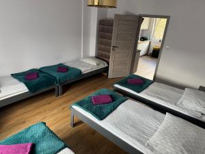a room with three beds and a mirror at Krause Park in Łęknica