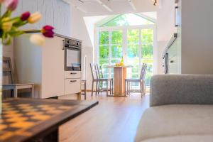 a kitchen and dining room with a table and a window at Ferienwohnung Stöfs in Behrensdorf