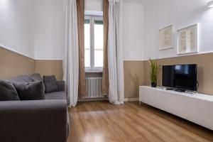 a living room with a couch and a television at Leoncino Apartment in Verona