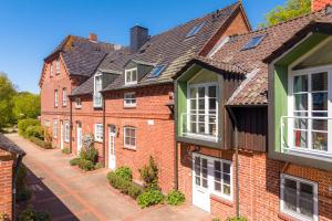 a row of red brick houses with white windows at Ferienwohnung Stöfs in Behrensdorf
