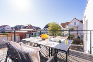 a table and chairs on a balcony with a view at Strandläufer 1 4 - Kellenhusen in Kellenhusen