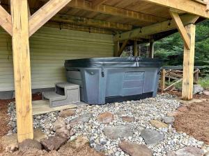 a large blue dumpster sitting under a shed at Chalet au Bord de l'Ecluse in Brébeuf