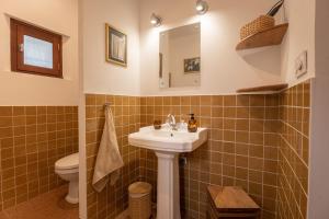 a bathroom with a sink and a toilet at Brume Surf House in Messanges