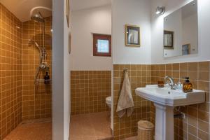 a bathroom with a sink and a shower at Brume Surf House in Messanges