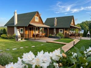 a house with a large yard with white flowers at Domek BB in Podgórzyn