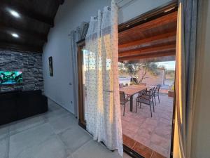 a patio with a table and chairs and a window at Complejo Rural Santa Emma in Herencia