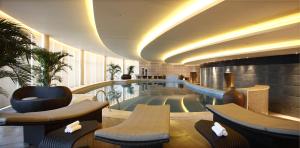 Bazén v ubytování Tangla Hotel Tianjin nebo v jeho okolí