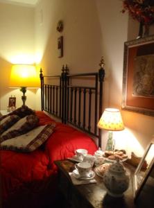 カストロヴィッラリにあるPodere di Vignanticaのベッドルーム1室(ベッド1台、ランプ付きテーブル付)