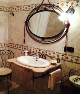 カストロヴィッラリにあるPodere di Vignanticaのバスルーム(洗面台、鏡付)