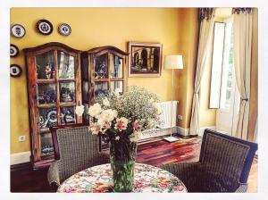 a vase of flowers on a table in a room at Hotel La Balastrera in Ribadeo