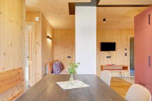 a dining room with a table and a tv at Felderhof in Villa Ottone