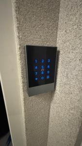 a digital clock on the side of a wall at Budapest Airport Smart panzio in Vecsés