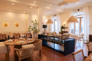 a restaurant with tables and chairs in a room at Hotel Villa Ruy López in Zafra