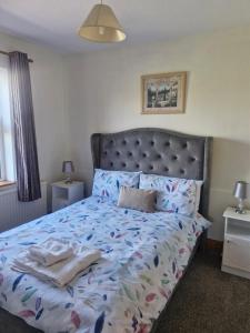 a bedroom with a bed with towels on it at Lakeside cottage in Valley