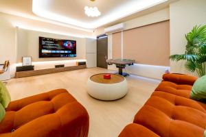a living room with two couches and a table at 初見庭野 in Ch'ing-shui +21 photos