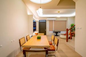 a dining room with a table and chairs at 初見庭野 in Ch'ing-shui