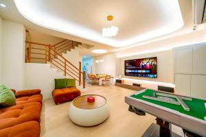a living room with a couch and a pool table at 初見庭野 in Ch'ing-shui