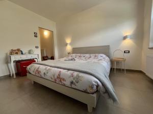 a bedroom with a bed and a table in it at Casa Castegner - Rooms in Seren del Grappa