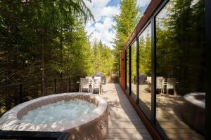 a hot tub on the deck of a house at Coniferis in Tomnatic