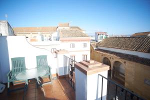 
a building with a balcony and a balcony view at Las Casas del Potro in Córdoba
