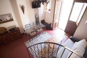 - Vistas a la sala de estar con mesa en Las Casas del Potro, en Córdoba