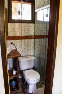 a bathroom with a toilet and a sink at Buddy's Hostel & Pousada Alto Paraiso in Alto Paraíso de Goiás +56 photos