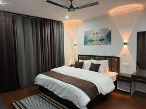 a bedroom with a large bed and a desk with a bed sidx sidx at FarahBakshResidency in Srinagar