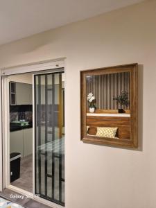 a room with a sliding glass door and a kitchen at L'écrin des hauts in Saint-Denis