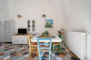 a kitchen with a table and chairs in a room at Domus Magistri in Ostuni