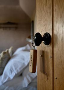 a door knob with a tag attached to a bed at Botley Hill Farmhouse in Warlingham