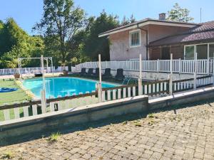 ein Haus mit einem Zaun um einen Swimmingpool in der Unterkunft la sequoia in Castagneto Po