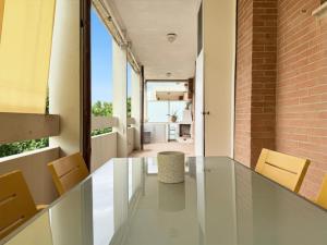 an empty hallway with chairs and a brick wall at SE251 - Marzocca, quadrilocale comodo al mare e ai servizi in Marzocca di Senigallia