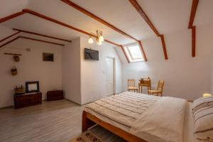 a bedroom with a bed and a table with chairs at Sieben Türen in Criţ