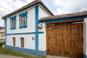 a house with a wooden door and a garage at Sieben Türen in Criţ