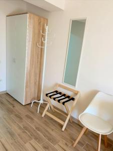 a dressing room with a chair and a mirror at Deltaville in Mahmudia