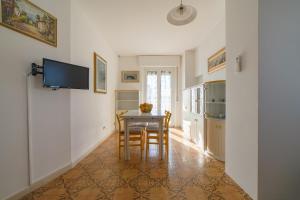 a dining room with a table and a kitchen at Bambinopoli Al Mare in Alba Adriatica