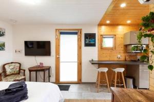 a room with a kitchen with a bed and a counter at Tiny House de Charme & Oasis Privée in Toulouse