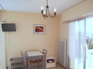 a dining room with a table and a chair and a window at Appartement Soleil d'Oc 5 in Cazaubon