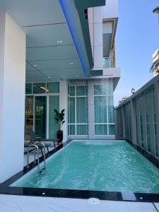 a swimming pool in the middle of a house at IP on HOME 1 in Jomtien Beach