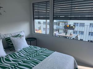 Llit o llits en una habitació de StayBC Room center & Baselcard