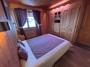 a small bedroom with a bed and a window at La chambre Chez Marion 2 personnes in Notre-Dame-de-Bellecombe
